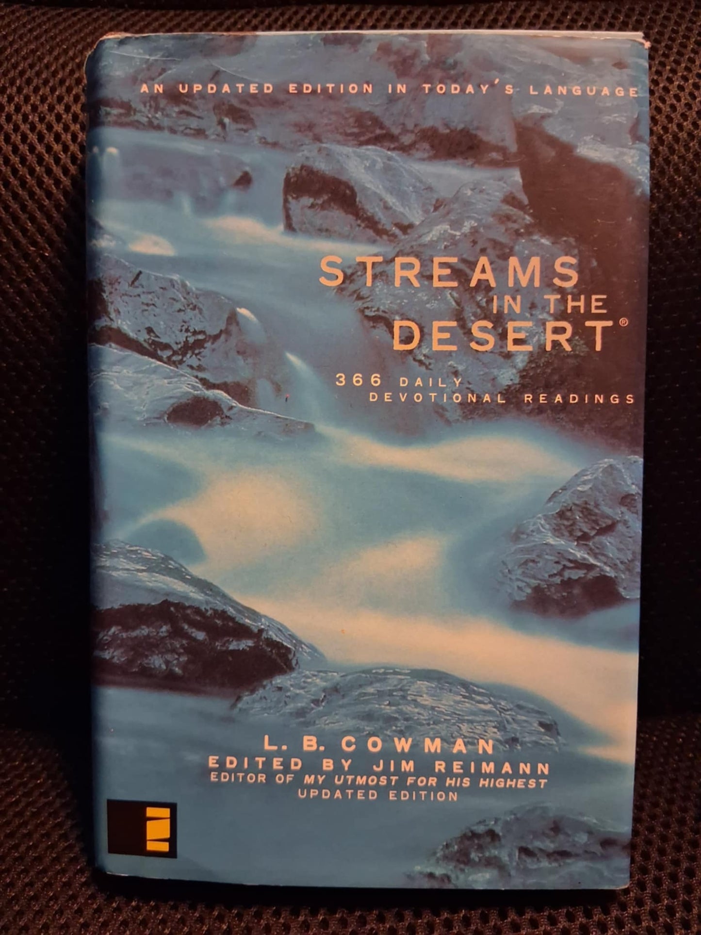 Streams In The Desert: 366 Daily Devotional Readings (An Updated Edition In Today's Language)