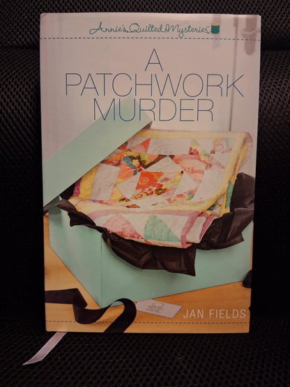 A Patchwork Murder: Annie's Quilted Mysteries