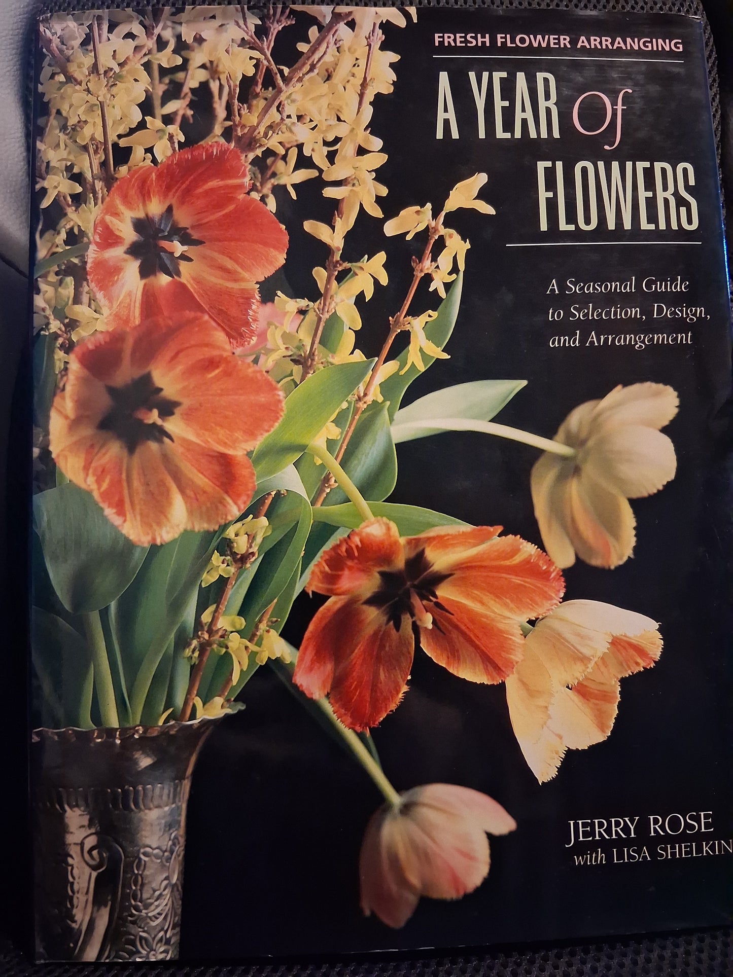 A Year Of Flowers: A Seasonal Guide To Selection, Design, And Arrangement (Fresh Flower Arranging)